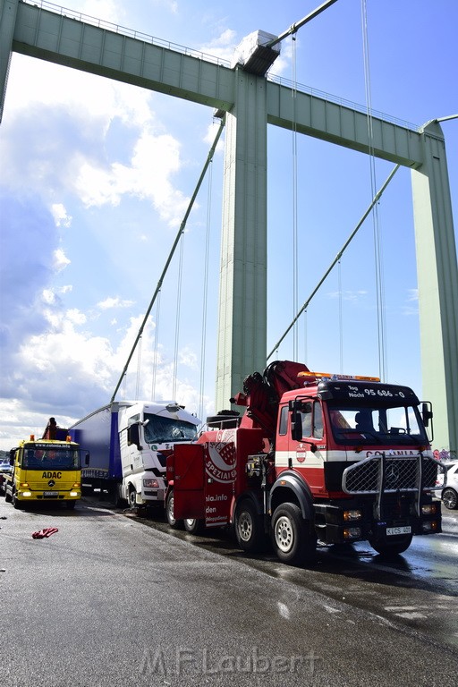 Schwerer LKW VU PKlemm A 4 Rich Olpe auf der Rodenkirchener Bruecke P433.JPG - Miklos Laubert